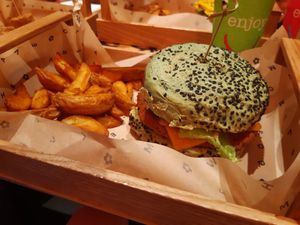 Il mio burger vegetale buonissimo 😋 at Flower Burger - Corso Garibaldi in Milan
