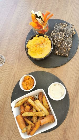 Tapas de hummus y patatas y boniato (vegan) at La Vermuteria in Solsona