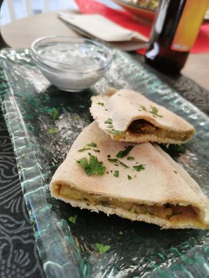 Pan de pita relleno de patata y puerro (vegan) at La Vermuteria in Solsona