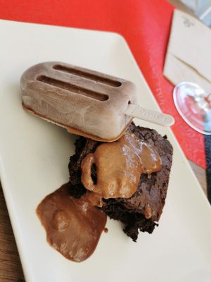 Brownie y helado de chocolate (vegetariano) at La Vermuteria in Solsona