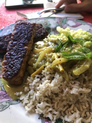 Arroz con tempeh casero (buenísimo) y salsa thai  at La Vermuteria in Solsona