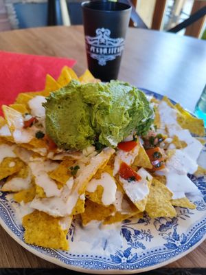 Nachos amb guacamole, pico de gallo i formatge vegà at La Vermuteria in Solsona