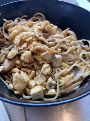 Whole wheat noodles, tofu, garlic, crispy onions, mushrooms, red curry sauce   at honeygrow in Exton
