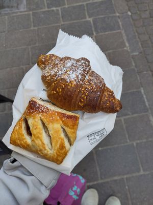 Apfelplunder und Vollkorncroissant mit Himbeermarmelade at Bäckerei Grandi in Bolzano