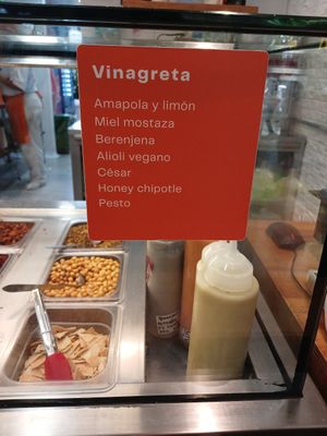 Opciones de vinagreta veganas: alioli vegano y pesto at Vin & Gretta in Envigado