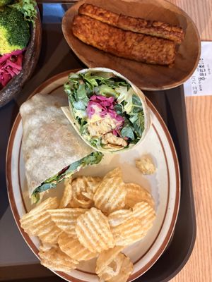 Wrap con tempeh e hummus e patatine oltre che tempeh a parte   at Plant Cafe & Kitchen - Yeonnam in Seoul