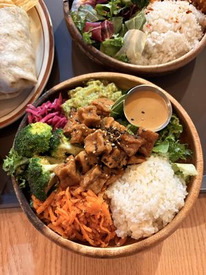 Bowl con riso, verdure, tofu in salsa teryaki, guacamole e salsa al burro di arachidi   at Plant Cafe & Kitchen - Yeonnam in Seoul