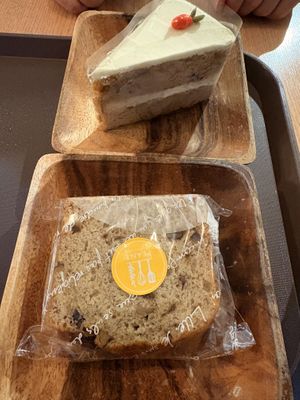 Carrot cake e banana bread   at Plant Cafe & Kitchen - Yeonnam in Seoul