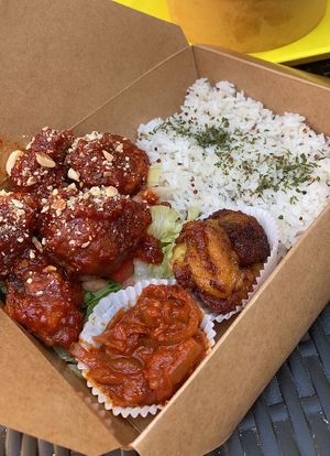 Riz quinoa avec plantains, kimchi, salade verte tomate oignon et boulettes de champignons épicées   at GangNam Falafel in Paris