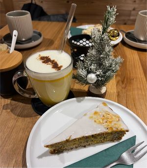 carrot cake & pumpkin spice latte 😋  at Leni's Sweet and Salty in Maulburg