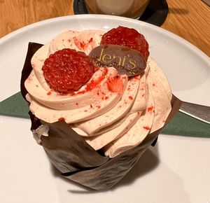 raspberry cupcake  at Leni's Sweet and Salty in Maulburg