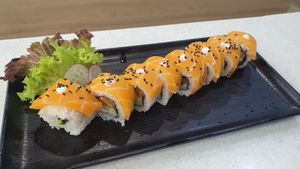 Zalmon Avocado sushi roll. Solid sushi roll, lots of zalmon.  at Saute Sushi 素特•素司 in Central Singapore