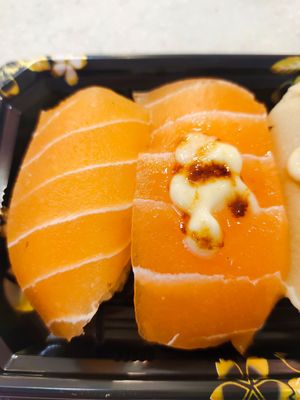 zalmon nigiri and zalmon at Saute Sushi 素特•素司 in Central Singapore