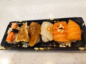 Customize aburi set at Saute Sushi 素特•素司 in Central Singapore