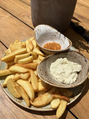 Steakhouse fries with vegan mayo and chili flakes  at Bruder Jakob in Sankt Wendel