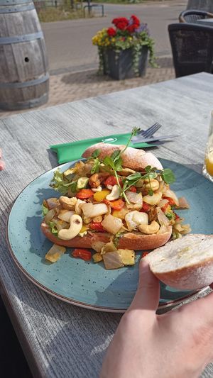 Glutenvrij brood met roerbakgroenten at De Turfsteker in Westerbork