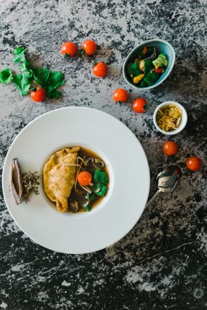 Raviole au kimchi bouillon coréen at Le Very'table  in Lunel