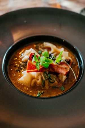 Gyoza chou et "bacon" jus asiatique au sésame  at Le Very'table  in Lunel