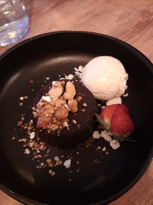 Délicieux mi cuit chocolat cacahuètes ❤ at Le Very'table  in Lunel