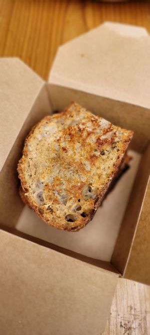 Leckere Sandwich im Pappkarton zum to go at Breid Bakers in East London