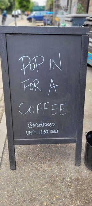 Hinweistafel auf der Straße at Breid Bakers in East London