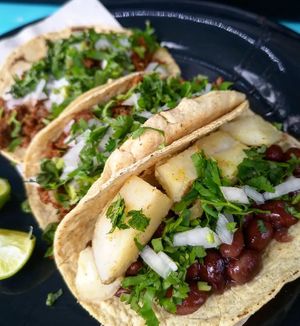 Tacos + taco de complementos (papas, nopales y frijoles 🥔 at Taco Grass in Mexico City