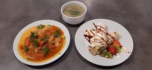 Zelenina po Burgundsku, petrželovo-batátové pyré 🍠🥕, palačinky plněné ovocem s tofu tvarohem at Jídelna U tří Vegetariánů in Usti Nad Orlici