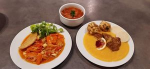 Svíčková s karlovarským a jáhlovým knedlíkem🍀, zeleninová směs s bramboráčkem a salátkem at Jídelna U tří Vegetariánů in Usti Nad Orlici