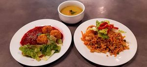 Pyré z červené řepy, cizrnový falafel a bulgurové rizoto at Jídelna U tří Vegetariánů in Usti Nad Orlici