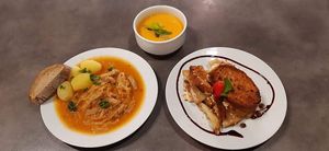 Segedínský guláš, žemlovka s jablky a tofu tvarohem at Jídelna U tří Vegetariánů in Usti Nad Orlici