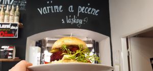 Náš vymazlený burger z červené řepy, se sojanézou ze sušených rajčat  at Jídelna U tří Vegetariánů in Usti Nad Orlici