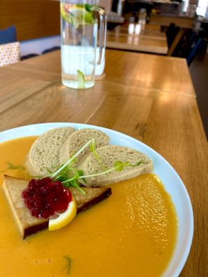 Omáčka z kořenové zeleniny s kynutým knedlíkem a pečeným uzeným tofu  at Jídelna U tří Vegetariánů in Usti Nad Orlici