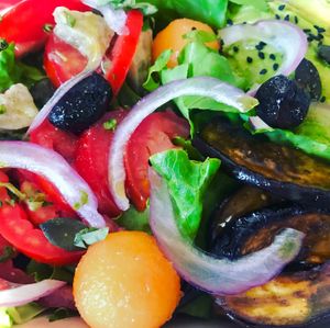 Salade Grecque avec fêta vegan at Le Singe Heureux in Lunel