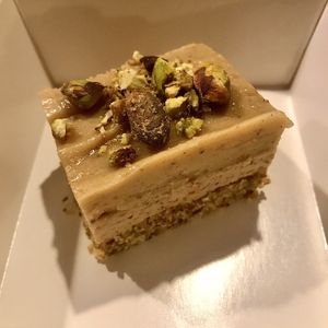 Adaptation crue du Barfi indien at Le Singe Heureux in Lunel