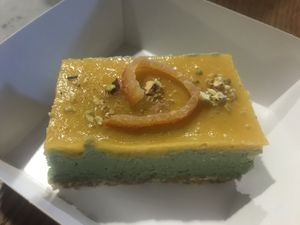 Gâteau mangue spiruline  at Le Singe Heureux in Lunel