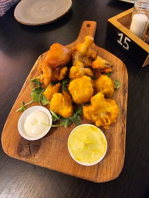 Tempura bloemkool en oesterzwam at Bij Cosineros in Zuidlaren