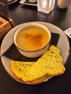 Pastinaaksoep met brood at Bij Cosineros in Zuidlaren