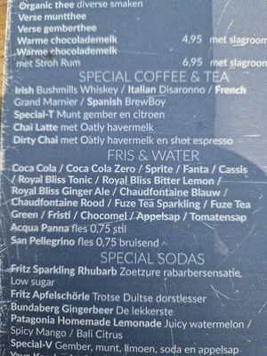 Koffie standaard met Oatly at Patagonia Beach in The Hague