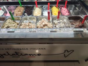 Vegan options at Gelatiamo in Kalamata
