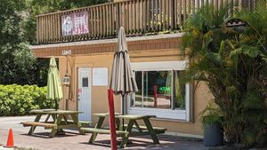 entrance and picnic tables at Fruteria Nuno in Fellsmere