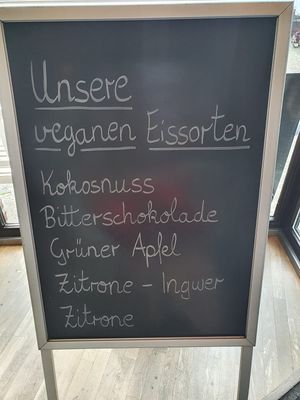 Coconut and dark chocolate were 👌 at Kempener Eis Manufaktur in Kempen