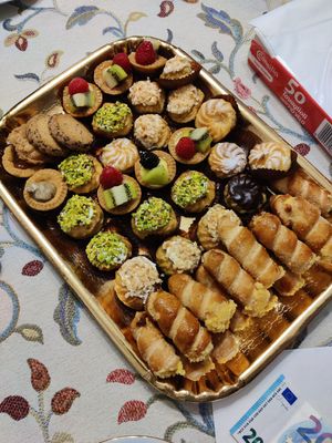 Cabaret di paste at Pasticceria Caffetteria Garzoni in Brescia