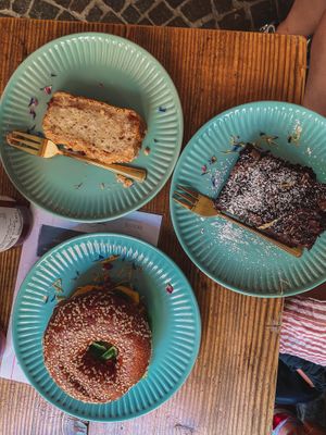Bagel exotisch, Bananenbrot und Brownie  at Cafe Hinterzimmer in Freiburg