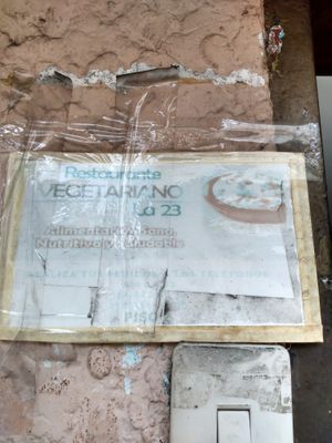 Tiny sign outside of entrance at La 23 Restaurante Vegetariano in Pereira