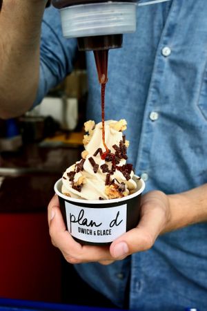 Sundae comme un Snickers glacé at Plan D - DWICH & Glace in Paris