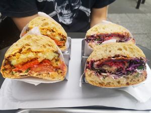 Sandwich rouge et violet at Plan D - DWICH & Glace in Paris