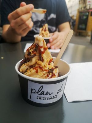 Glace façon Snickers at Plan D - DWICH & Glace in Paris
