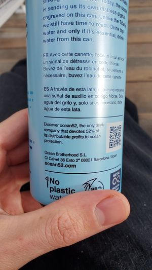 Eco-friendly water at Plan D - DWICH & Glace in Paris