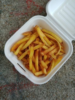 Frites maison (qu'on n'entend pas croustiller ici et pourtant...) at Plan D - DWICH & Glace in Paris