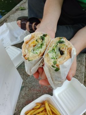 Dwich vert (le frais) : tempura courgettes, poivron padrón, brocoli brûlé, pickles de concombre, cébette, mayo ail confit, jus fumé at Plan D - DWICH & Glace in Paris